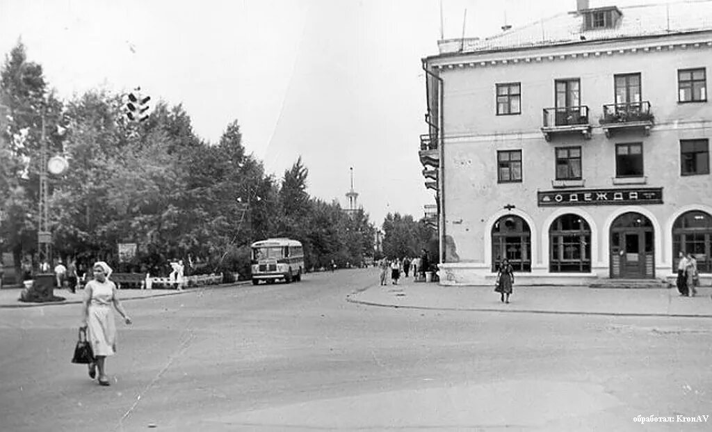 дом под шпилем рубцовск. старый рубцовск. старинный рубцовск площадь ленина. старый рубцовск. старая площадь ленина рубцовск.