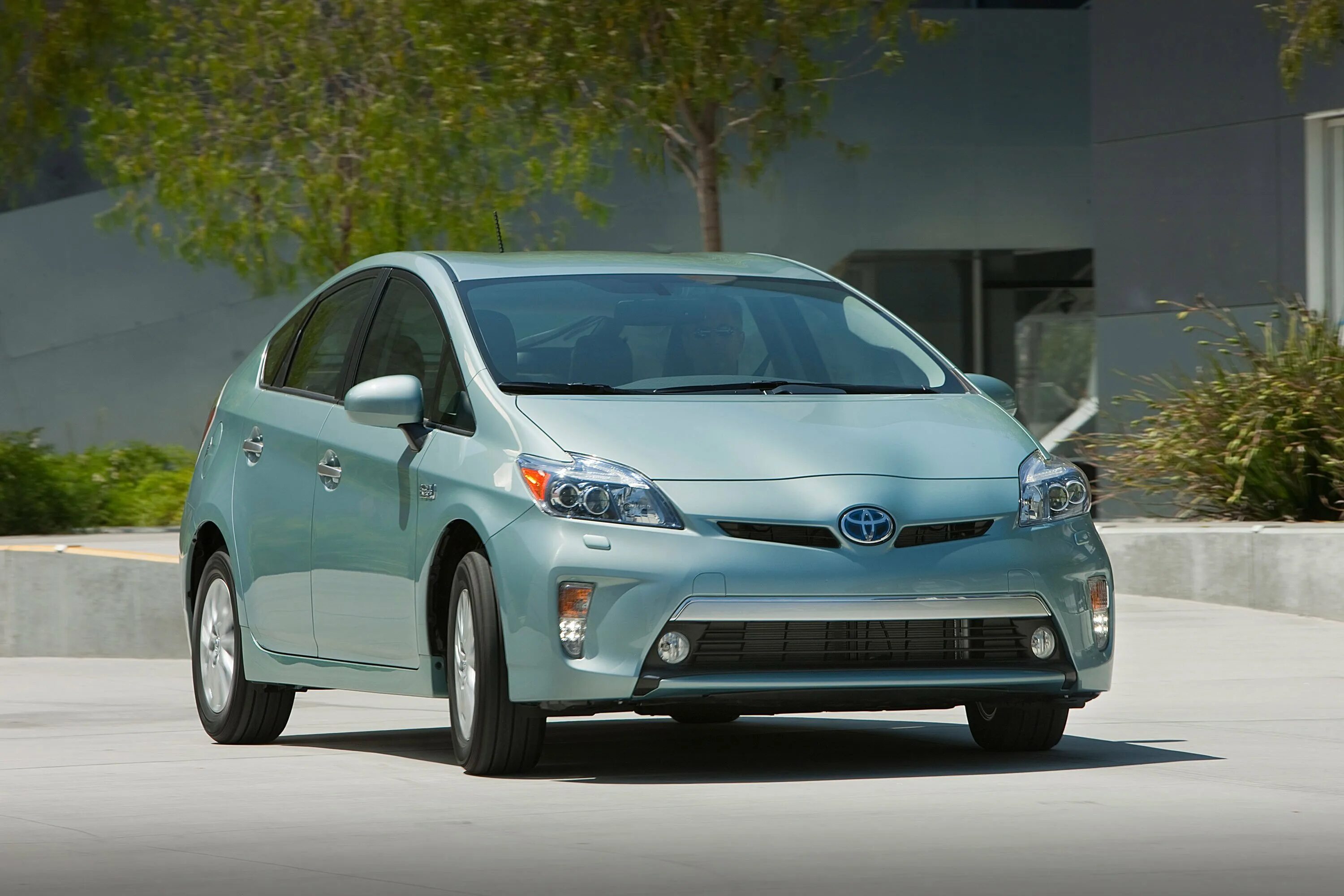 Toyota электромобиль приус 2020. Toyota prius hybrid. Тойота приус гибрид 2020. Японские автомобили гибрид. Toyota yaris 2012.