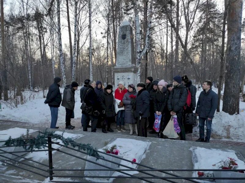 Дятлов группа новости. Похороны группы Дятлова. Гибель тургруппы Дятлова могила. Могила дятловцев в Екатеринбурге.