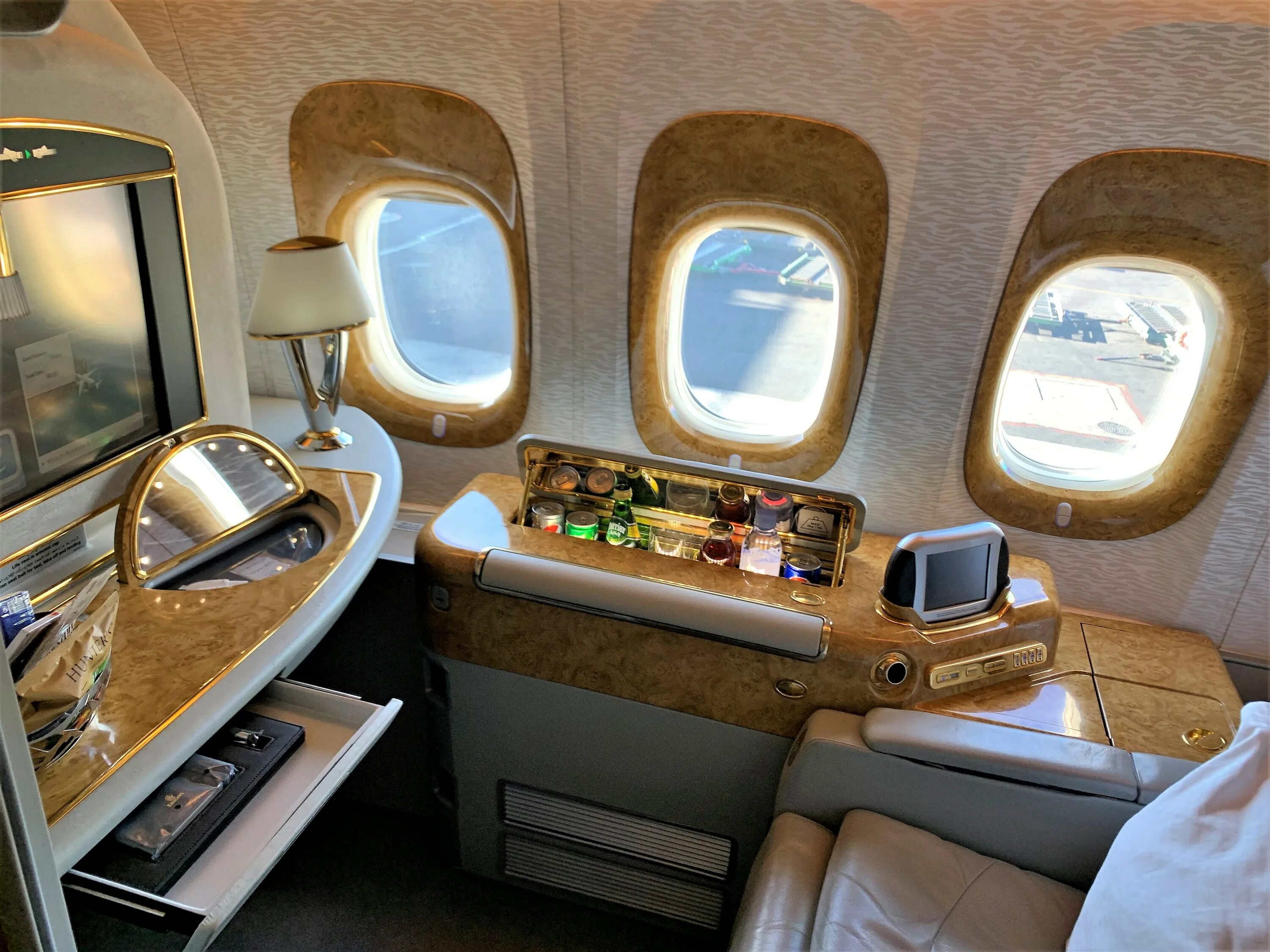 First class going first class. Первый класс Эмирейтс 777. Emirates 777-300er first class. Emirates Boeing 777 first class. Boeing 777 Emirates первый класс.