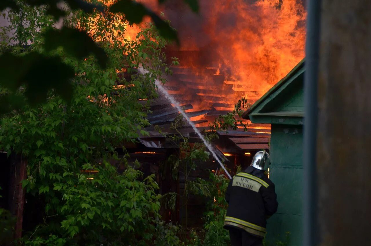 сгоревшая дача. горелая дача. пожар в натальино балаковский район. сгорел дачный дом. сгоревшая дача.