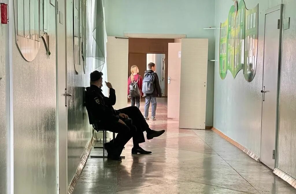 В брянске девочка принесла в школу ружье. В брянске девочка принесла в школу ружье