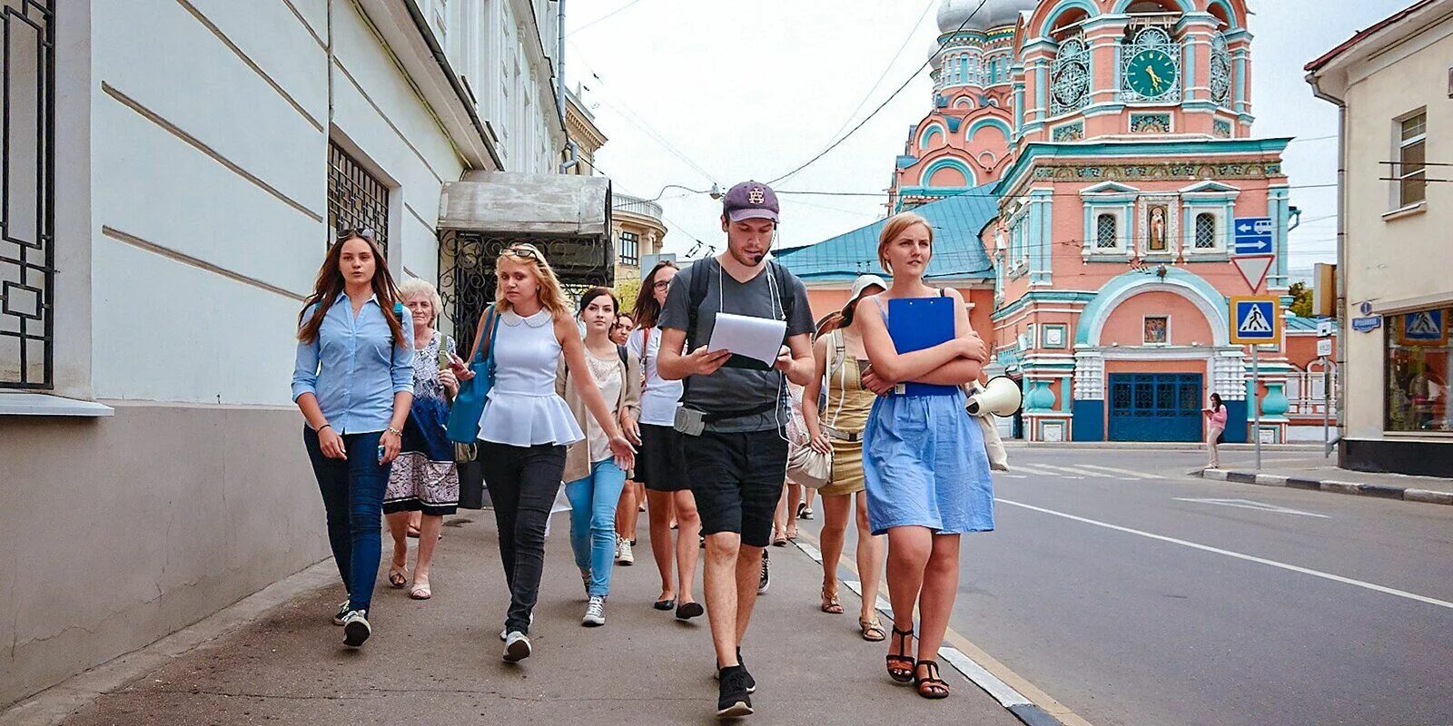 Экскурсовод повел группу в которой оказалась. Экскурсовод. Пешеходная экскурсия. Пешая экскурсия. Экскурсия с гидом.