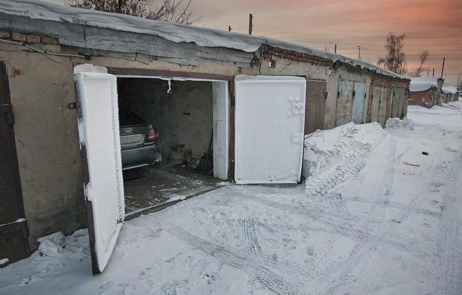 Гараж ломаный. Гаражи зимой. гаражный кооператив. гаражные кооперативы зима. гаражный кооператив с машиной.