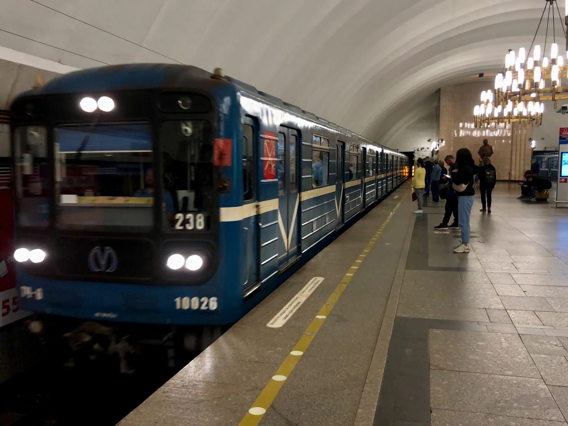 По синей ветке ехать. Поезд метро. поезда на синей ветке. синяя ветка метро поезда. поезда метрополитена.