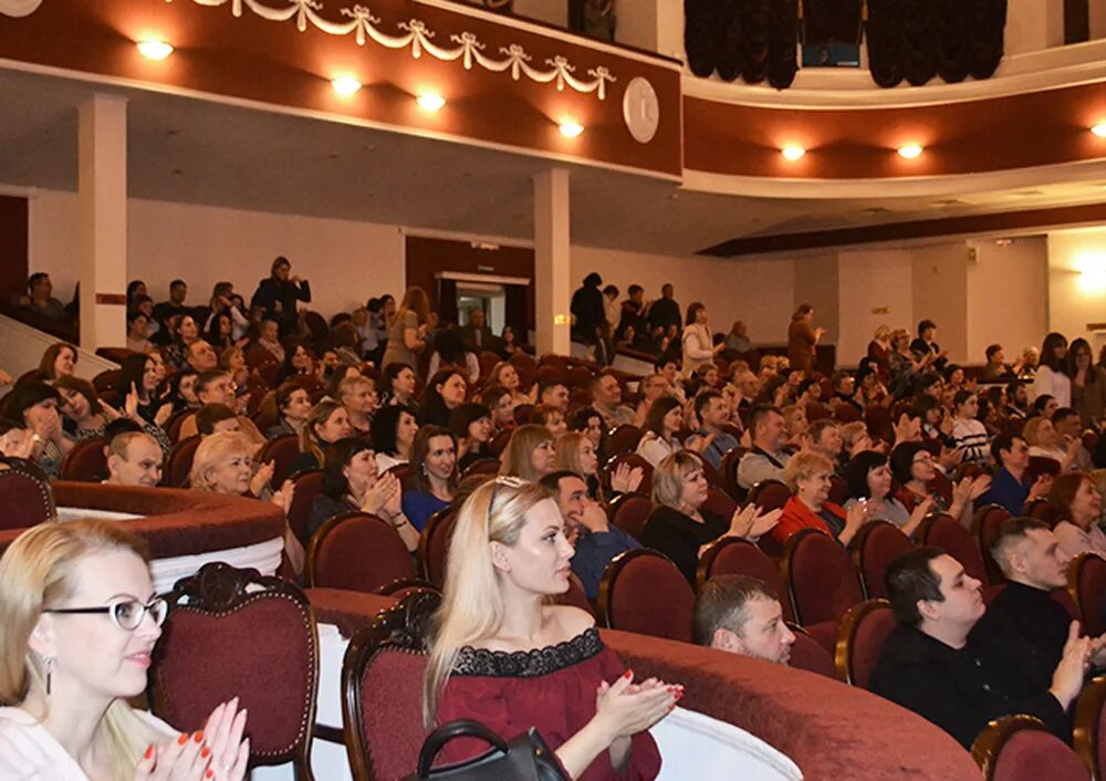 Театр новочеркасск билеты. Мариупольский театр. Мариупольский драмтеатр большие гастроли. Театр Комиссаржевской Новочеркасск зал. Театральная 6 Новочеркасск.