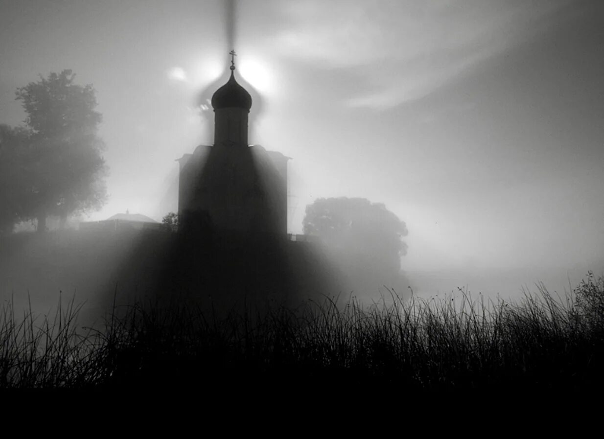 горящая церковь арт. черный приход. исландия черно белые. церковь черно белая. черный приход.