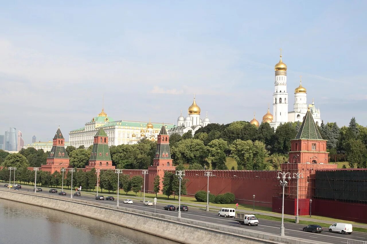 Какие реки протекают у стен московского кремля. Московский Кремль ласточкин хвост. Кремлевская стена Москва. Стены Кремля в Москве. Ансамбль Московского Кремля.