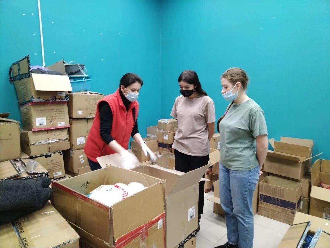 Волонтеры из германии с гуманитарной помощью. Волонтеры гуманитарка. Гуманитарная помощь сургут. Волонтеры сбор гуманитарной помощи. Волонтеры грузят гуманитарку.