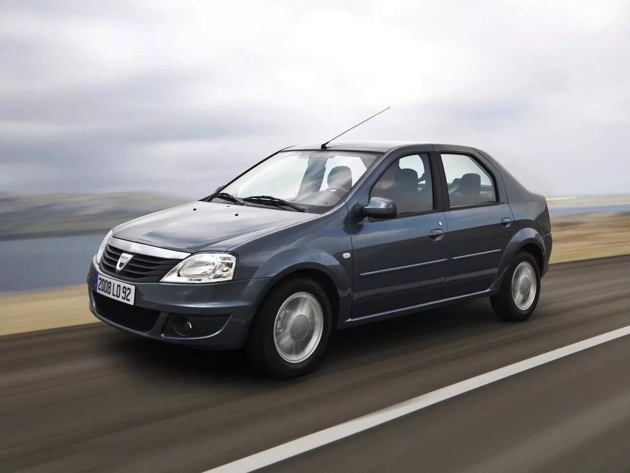 Сколько ходят рено логан. Dacia Logan 2010. Dacia Logan 2008. Рено Логан 1.6 2004. Рено Логан седан 2008.