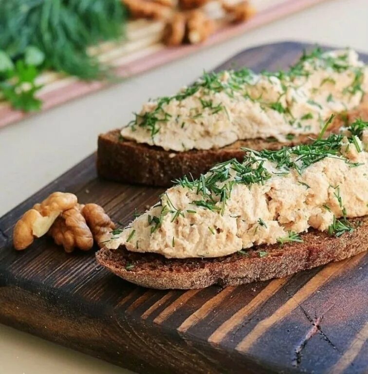 Паштет куриный пп. Паштет куриный. брускетта с паштетом. паштет намазка. бутерброды с орехами.