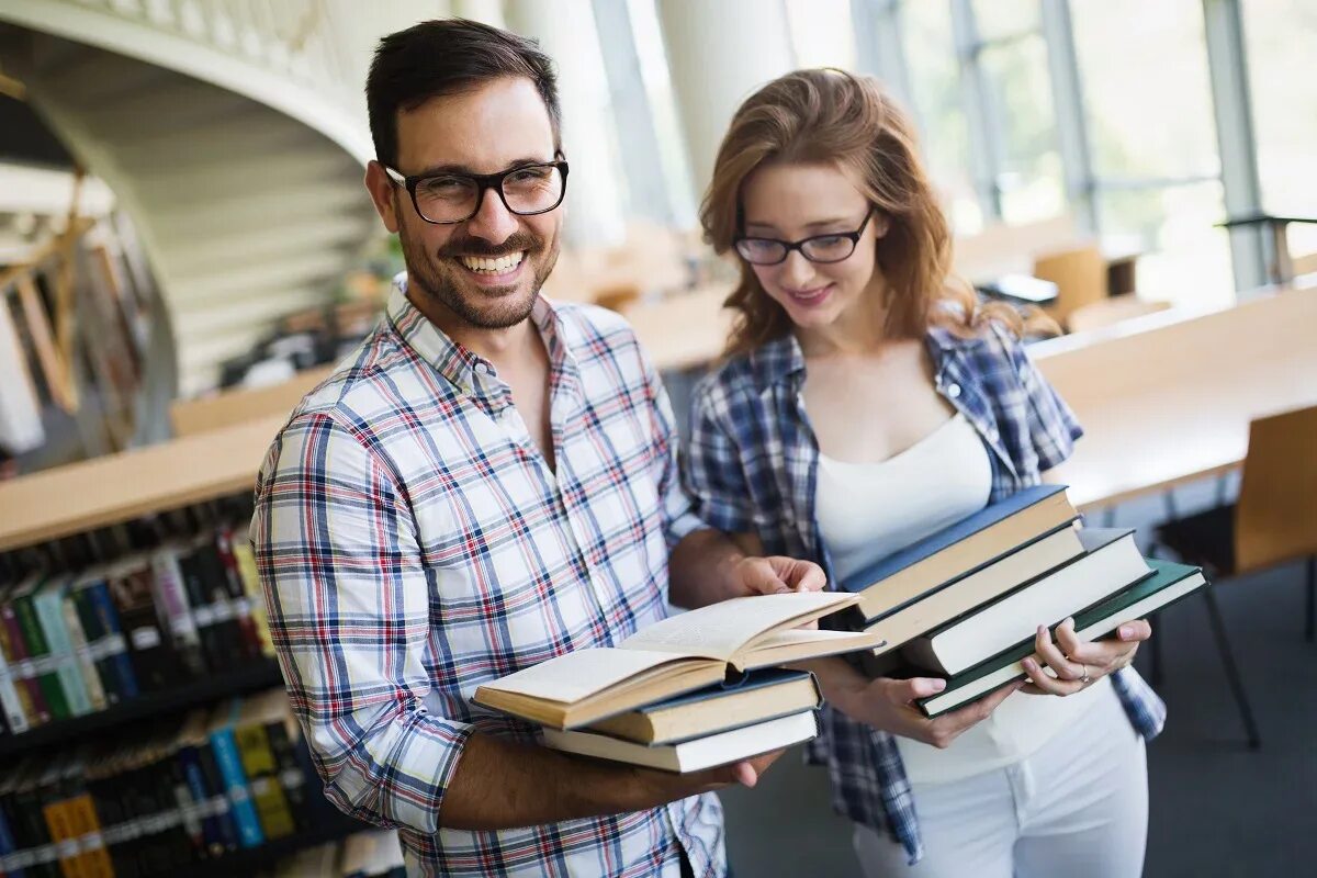 Человек знания читать. Три человека рассматривают книгу. Knowledgeable people. Человек изучает бумаги. Сопровождающее обучение.