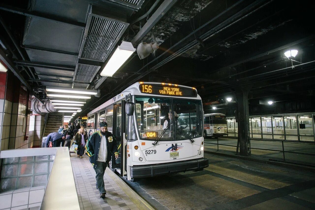 Купить автобус метро. Port Authority Bus Terminal New York. Автобусный терминал Нью-Йорка. Автовокзал Нью-Йорка. Порт Аторити автовокзал.