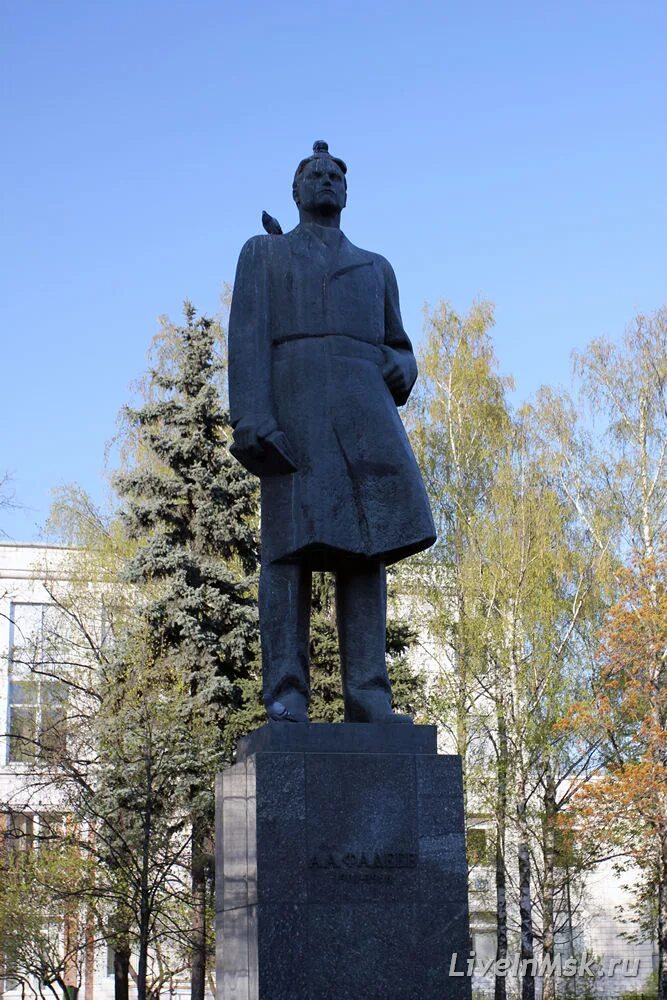 Памятник Фадееву на Миусской площади. А А Фадеев памятник. Памятник культуры Фадеева. Создателем какого памятника был иванов