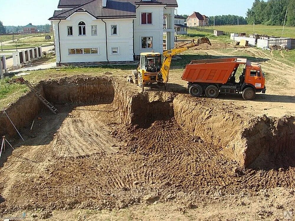 Копка котлована. Выемка грунта. Рытье котлована под фундамент. Копка траншей.