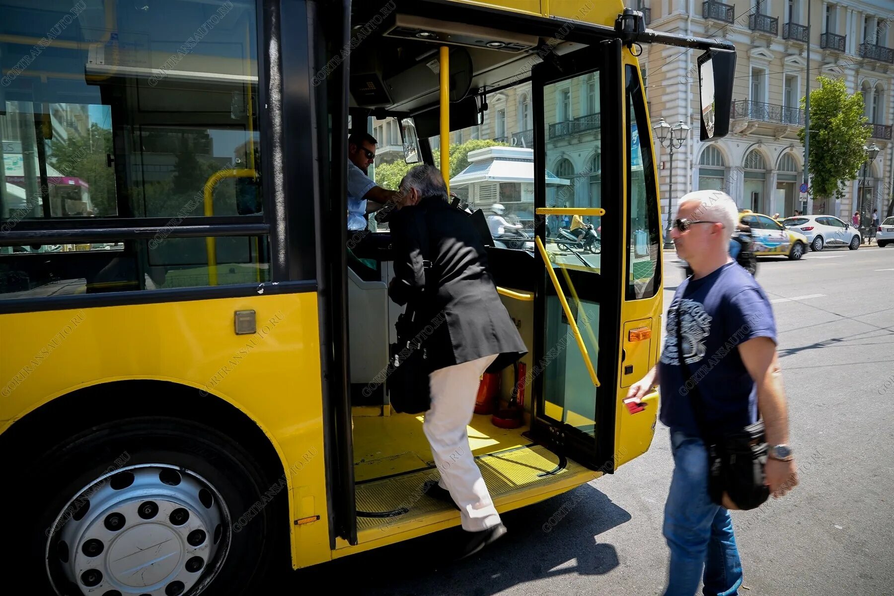 Почему не было автобуса. Садиться в автобус. Пассажиры в автобусе. Люди садятся в автобус. Пассажиры садятся в автобус.