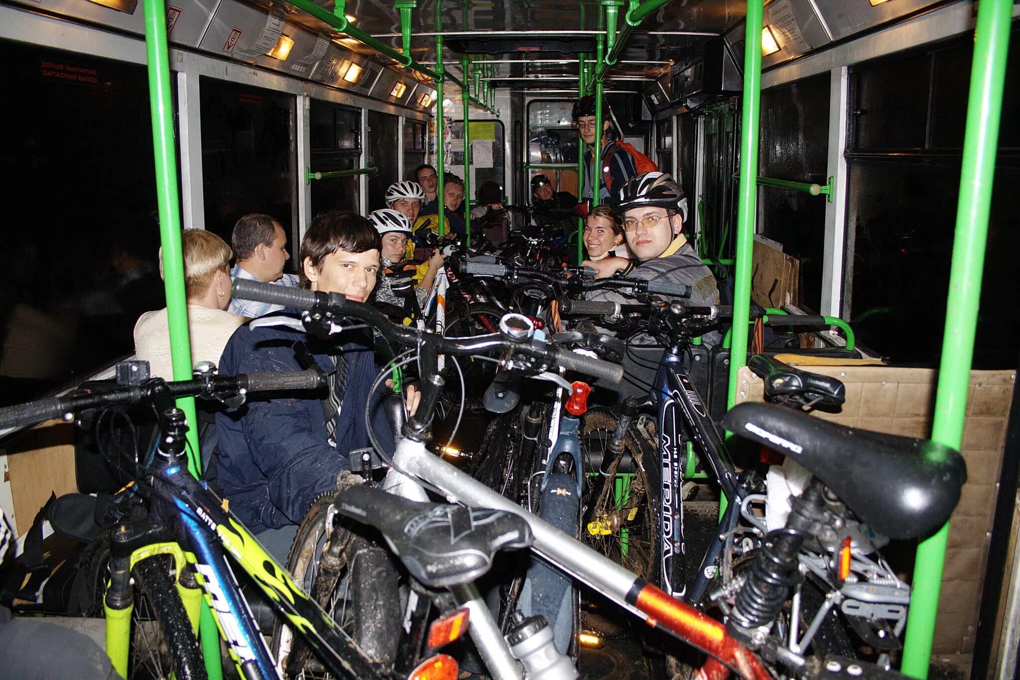 Велосипед в автобусе. Велосипед в маршрутке. Провоз велосипеда в автобусе. Автобус самокат.
