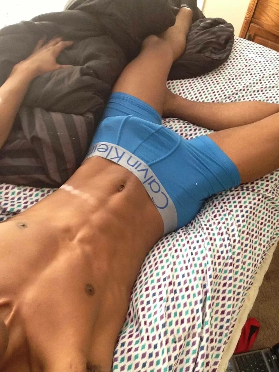 Торс парня без лица. Стояк 17. Селфи мальчиков в плавках. Мужской торс без лица. Пресс парня.