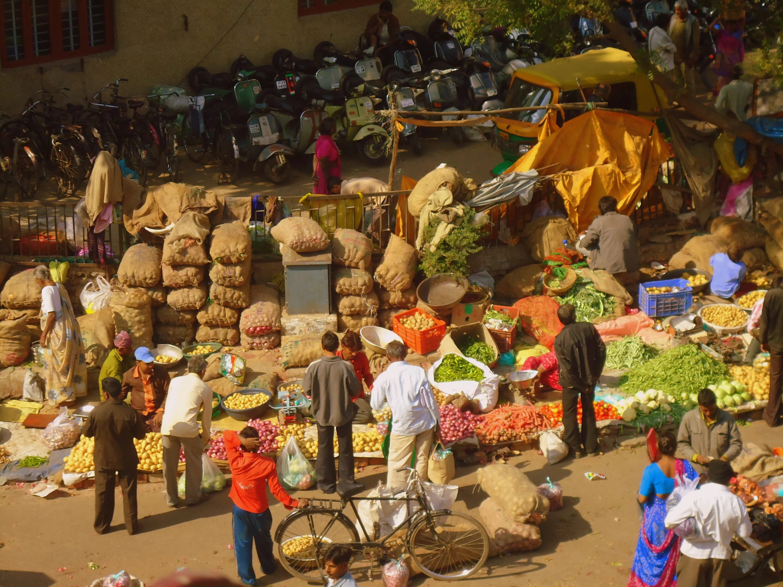Рынки стран азии. Рынок чатучак в бангкоке. Торговец на рынке. Уличный торговец. Азия базар.