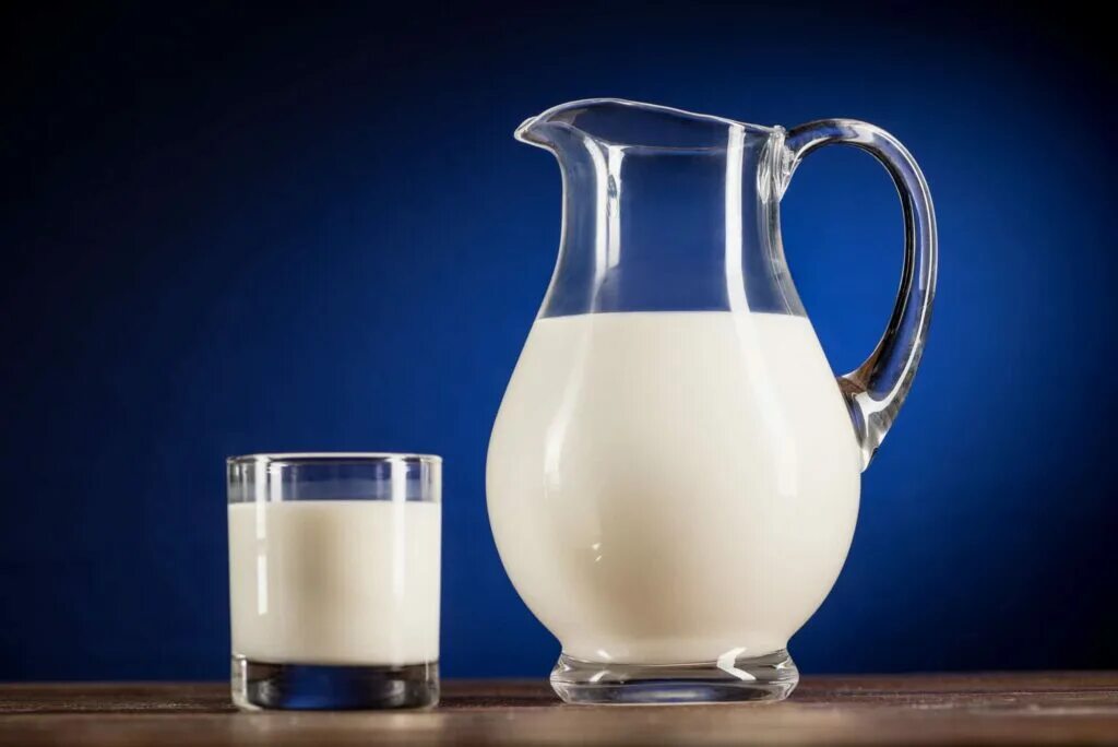 Кувшин с молоком. Кефир в кувшине. VJKJR D redibyt. Кефир в графине. There are some milk in the glass