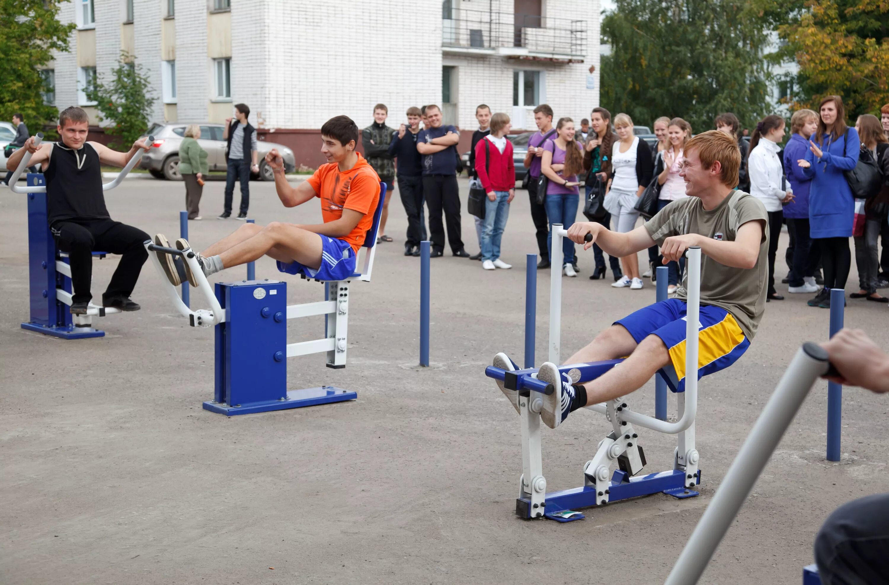 Площадка для занятия спортом. Уличные тренажеры. Уличная спортивная площадка с тренажерами. Тренажеры во дворе. Уличные тренажеры на площадках.