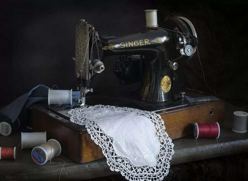 Французские швейные машинки. Швейная машинка Швеймаш 1920 года. Швейная машинка Singer Зингер. Швейная машинка Зингер Винтаж.