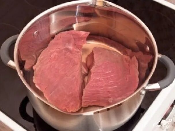 Мясо для варки. Мясо в кастрюле. Мясо варится. Говядина в кастрюле.