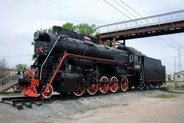 Паровоз эн-1. Паровоз на локомотивной в ульяновске. Шумково пермский край кладбище паровозов. Паровоз памятник камень на оби. Паровоз г.