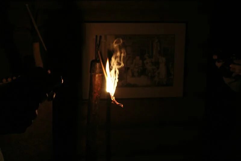 лучина. подожженная лучина. лучина это в древней руси. костер факел. лучина для освещения.