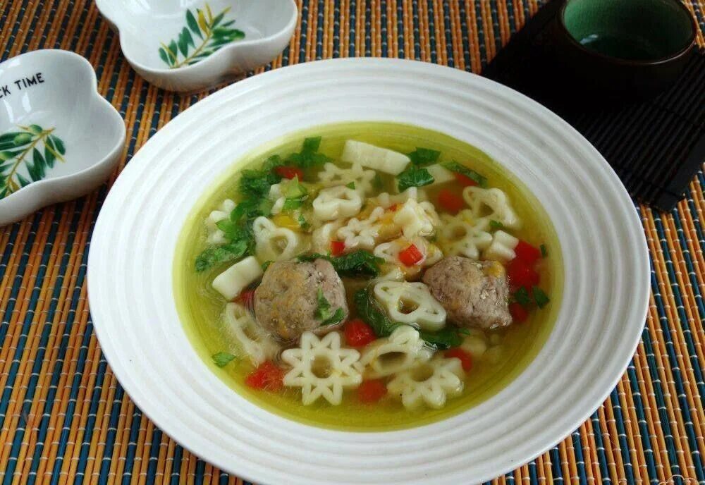 Детский суп с фрикадельками и макаронами. Суп вермишелевый с фрикадельками. Фрикадельки с макаронами и горошком. Суп с куриными фрикадельками и вермишелью. Суп из макаронных изделий с фрикадельками.