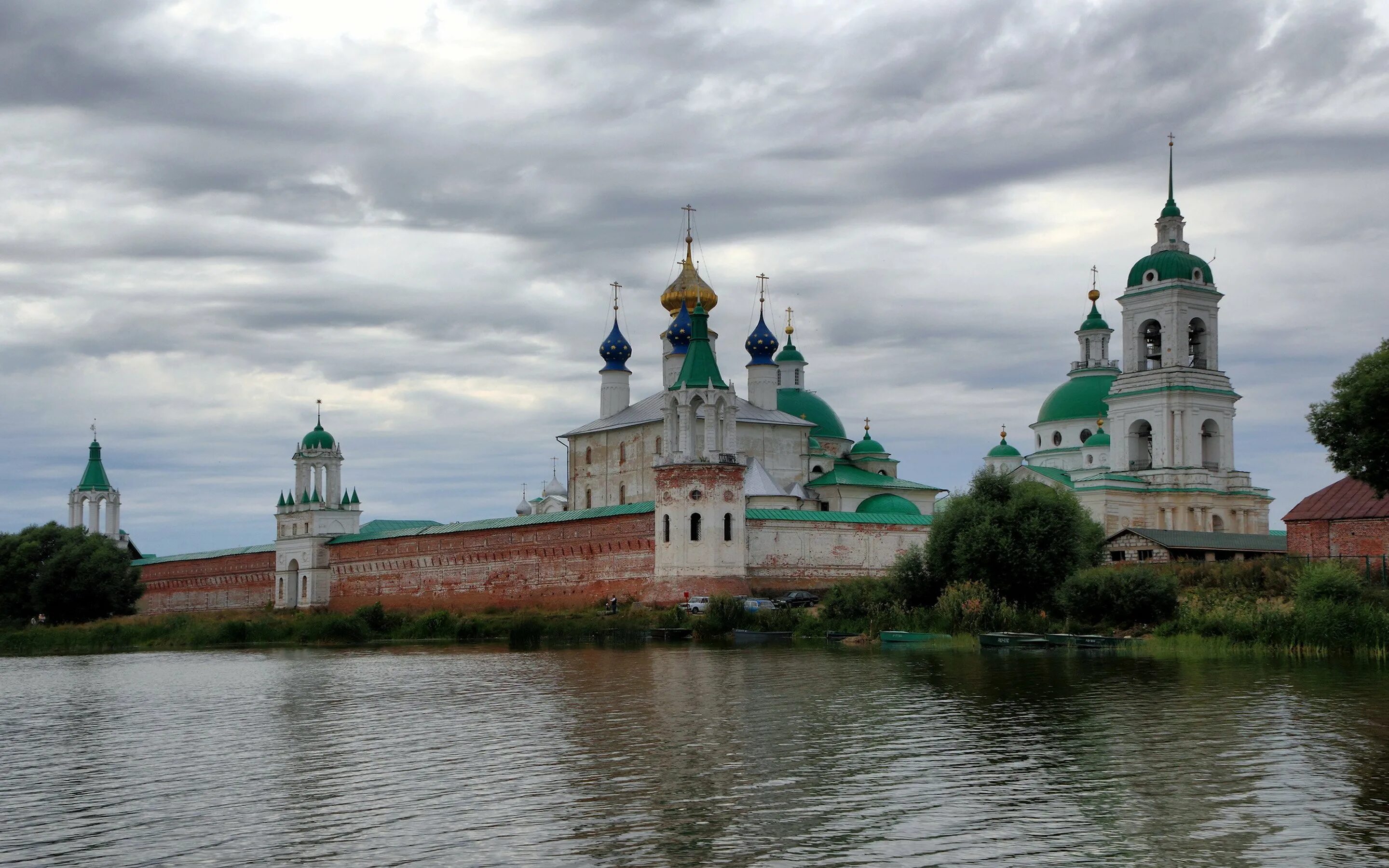 Ростов на берегу озера. Озеро Неро Спасо-Яковлевский монастырь. Спасо-Яковлевский монастырь на берегу озера Неро. Ростов Великий Спасо-Яковлевский монастырь. Переславль Залесский Спасо Яковлевский монастырь.