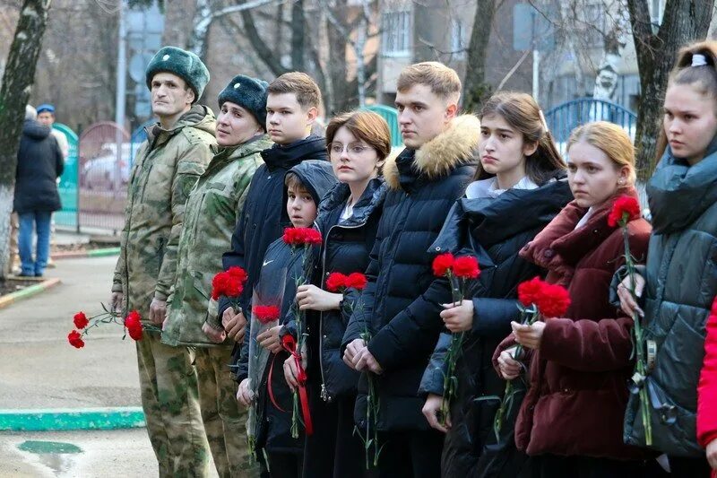 Митинг посвященный 23. 14 Лицей Ставрополь. Гвардеец ветеран. Герои Росгвардии. Герои России.