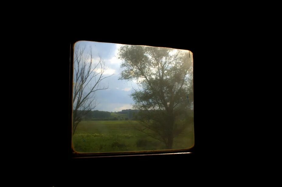 Из окна вагона. Красивый вид из поезда. Вид из окна поезда. Окно поезда снаружи. Окно вагона поезда.