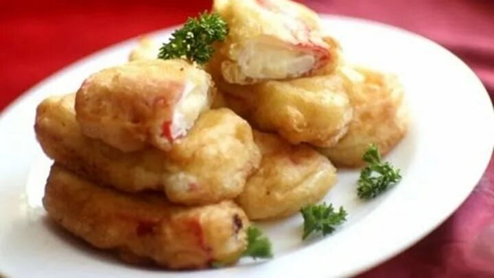 Крабовые палочки в кляре с сыром. Крабовый кляр. Крабовые палочки фаршированные творожным сыром в кляре. Жареные крабовые палочки в кляре. Котлеты в кляре.