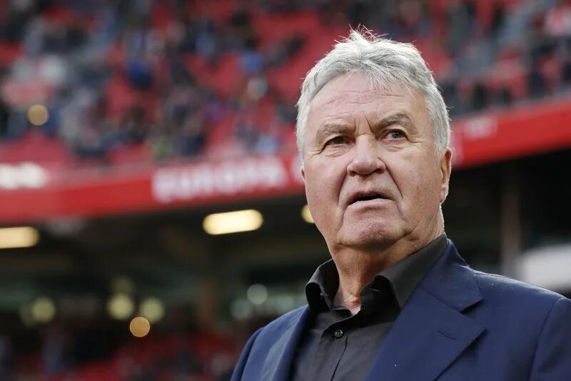 Великий тренер футбол. Хиддинк тренер. Великий тренер футбол. Великий тренер футбол. Жозе моуринью футбольный тренер.