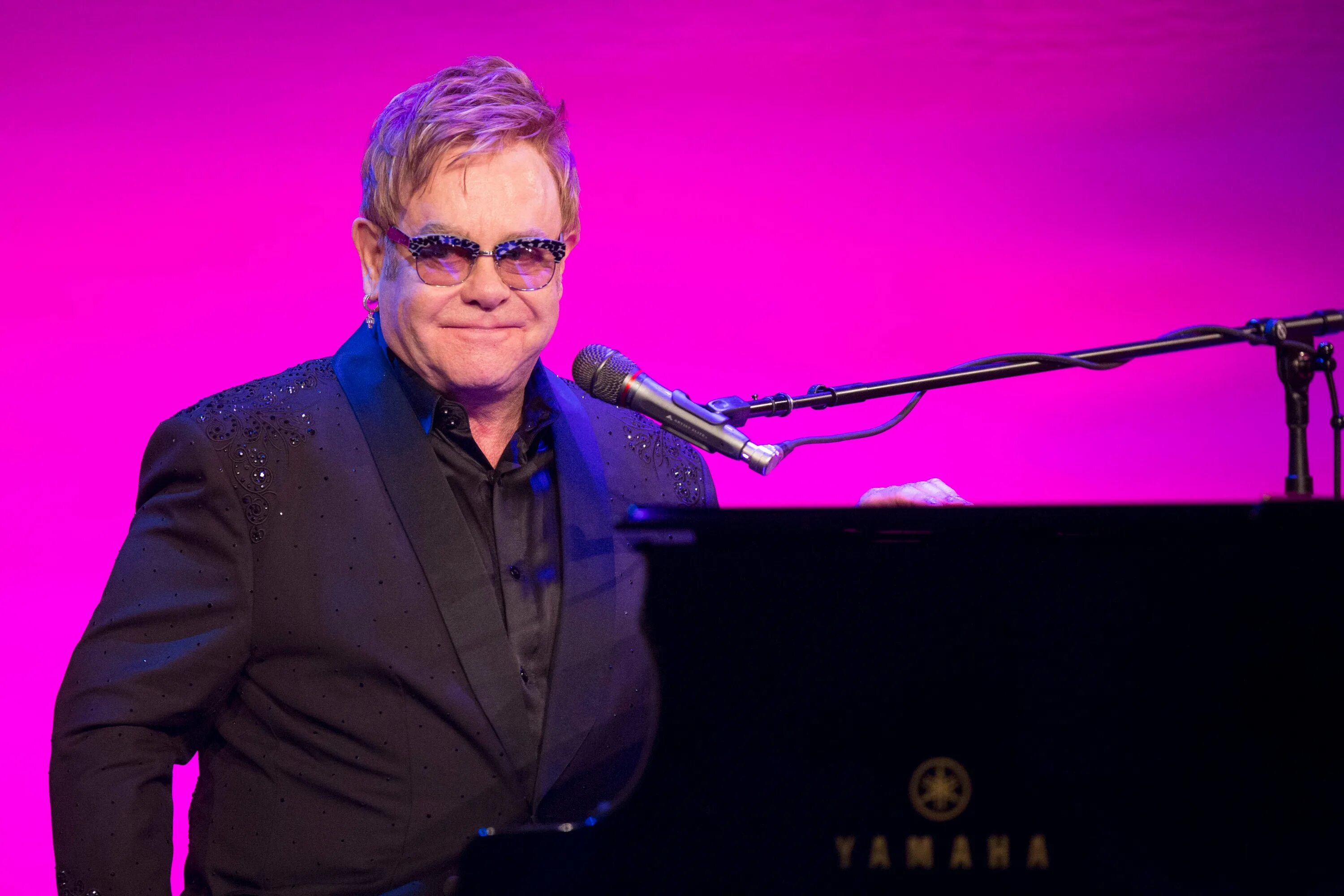 Элтон джон википедия. Elton John. Певец Элтон Джон. Элтон Джон 2024. Элтон Джон 2002.