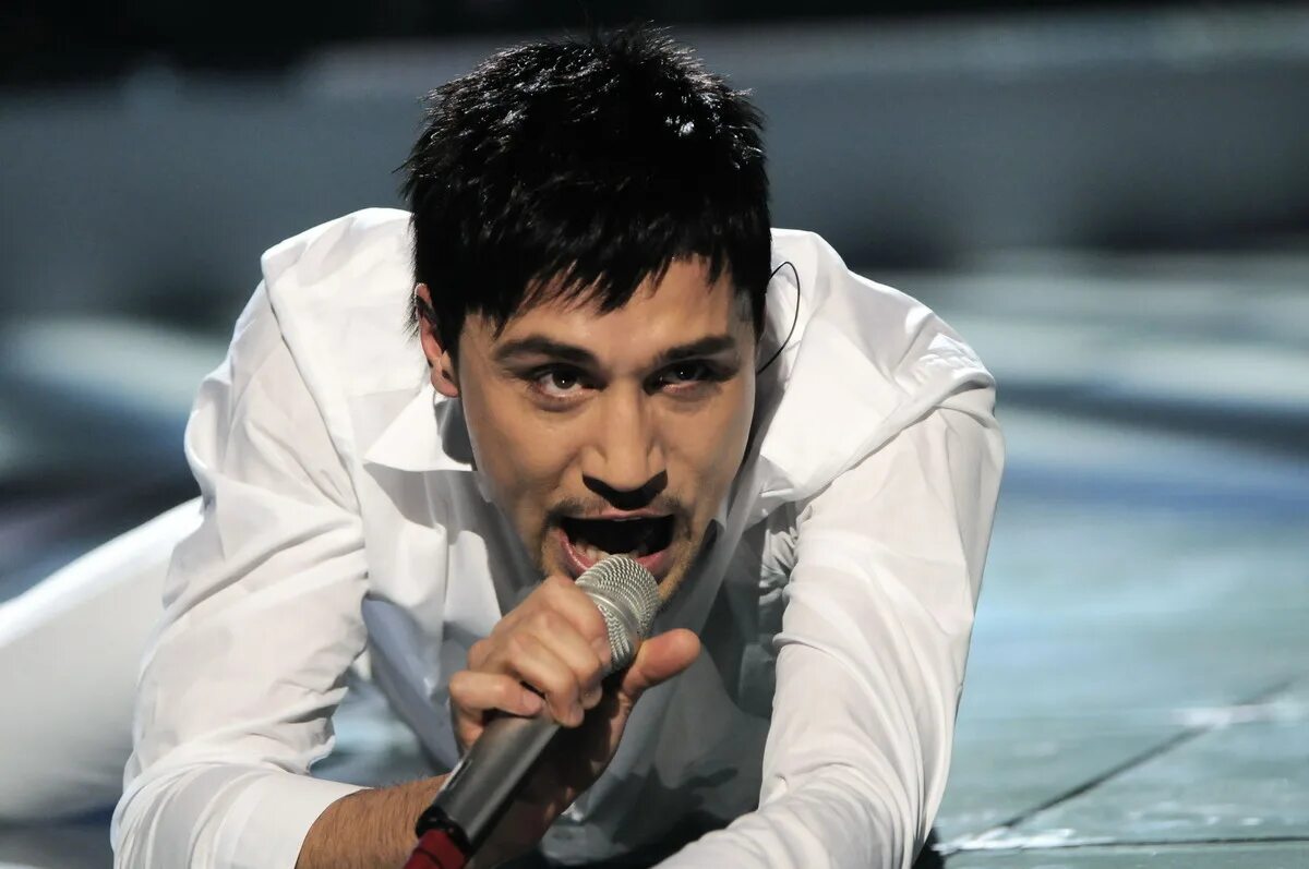 Современные поп исполнители. Робби уильямс певец. Современные поп исполнители. Современные поп исполнители. Принс певец.