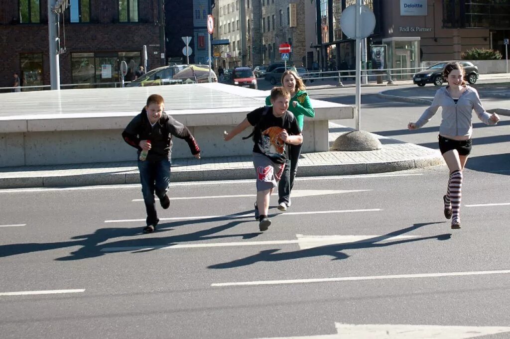 Дети играющие на дороге. Дорогие дети. Дети на дороге. Перебегает дорогу в неположенном месте. Школьники перебегают дорогу.