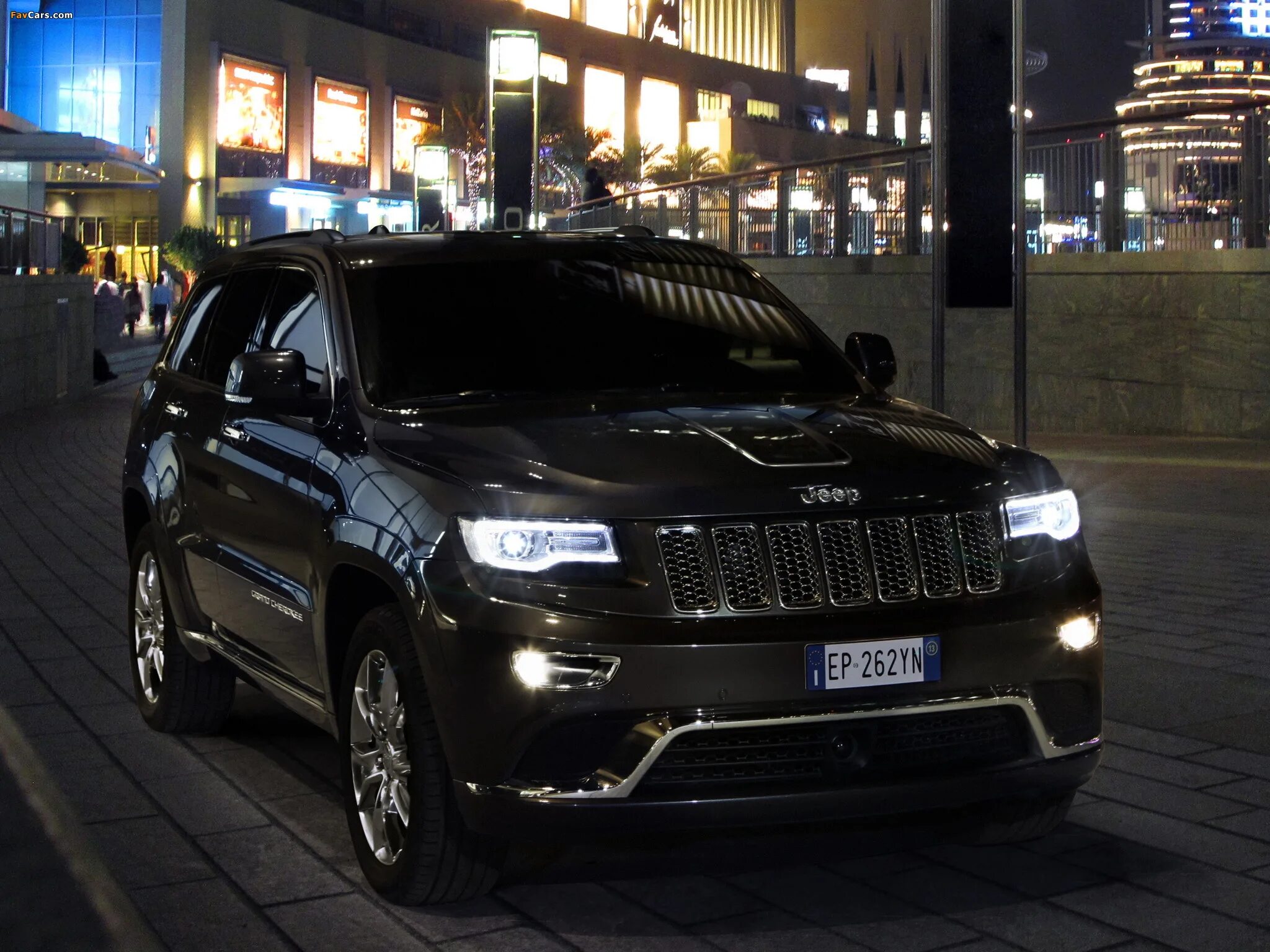 Черная с большими формами. Гранд Чероки саммит 2013. Jeep Grand Cherokee 2013. Jeep Grand Cherokee 2013 черный. Jeep Grand Cherokee 2012 Summit.