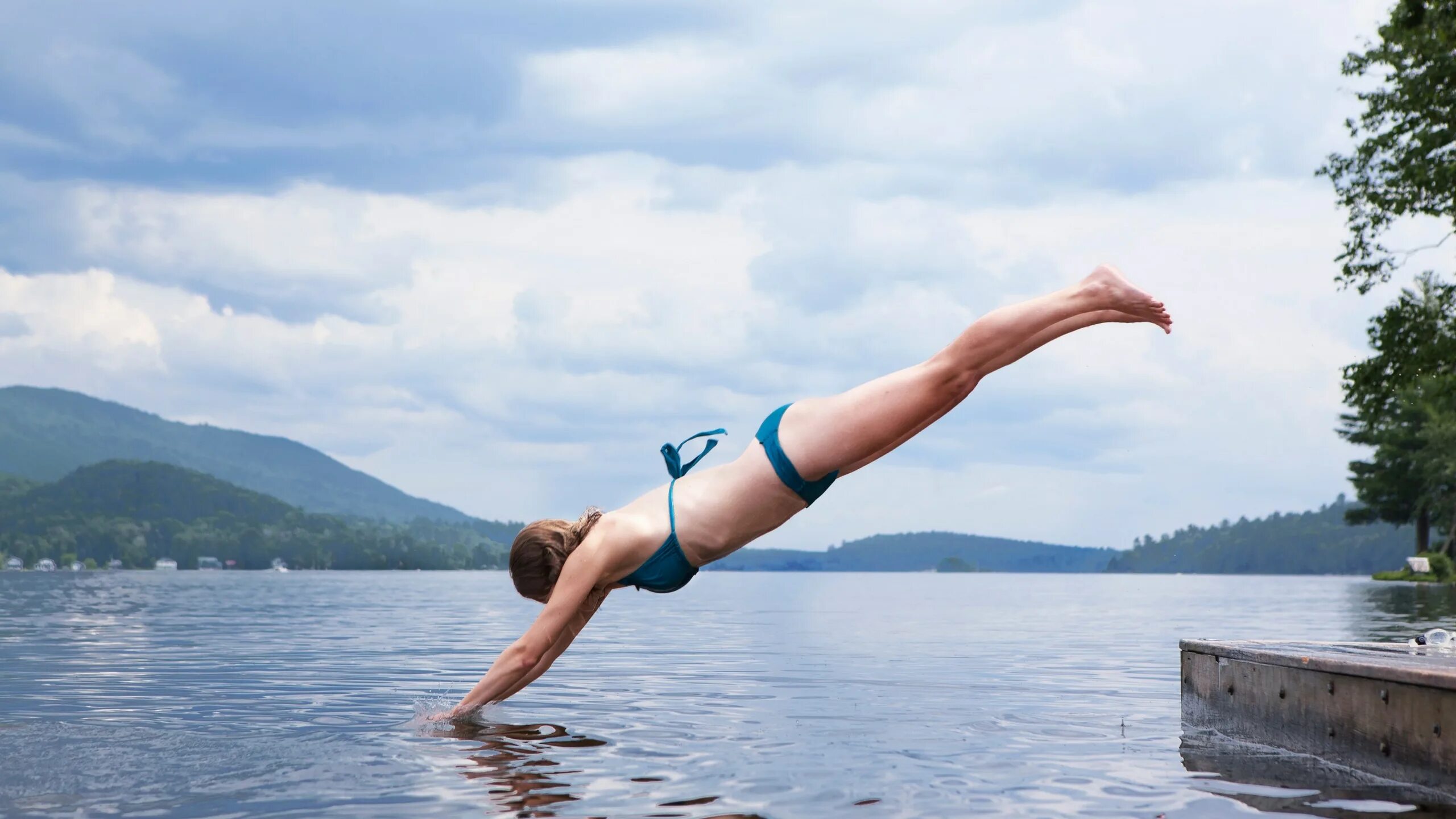 Dive into me. Прыжки в воду. Прыгает в воду. Человек прыгает в воду. Человек ныряет.