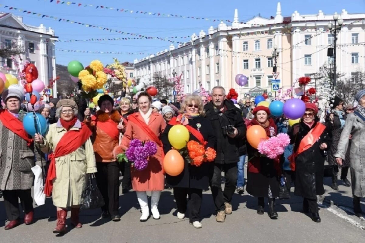 Первомайские праздники в 24 году. Торжественное шествие. 1 Мая праздник демонстрация. 1 Мая шествие праздника в Магадане. Демонстрация 1 мая.