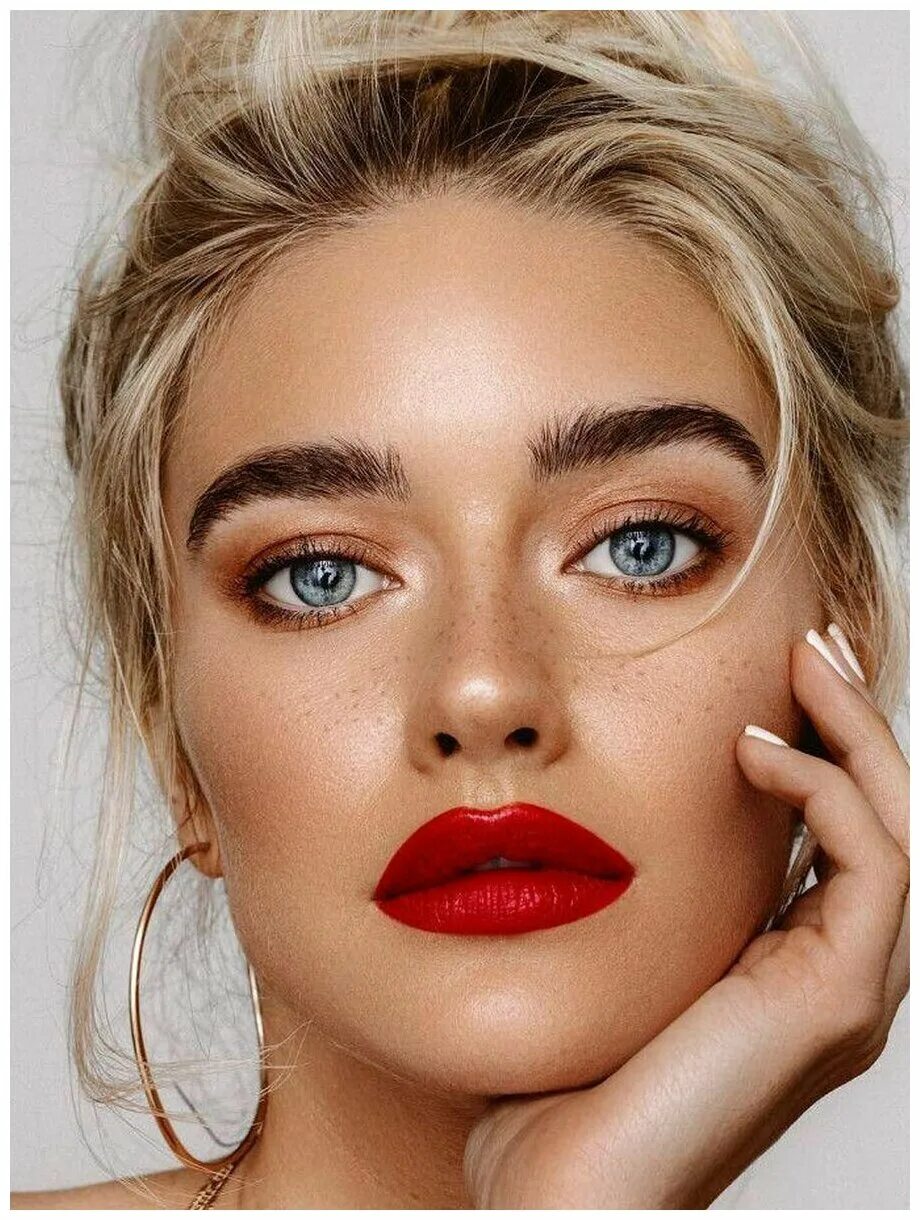 макияж с красными губами. брови кайли дженнер. необычный макияж. девушка с ярким макияжем. брови кендалл дженнер 2020.
