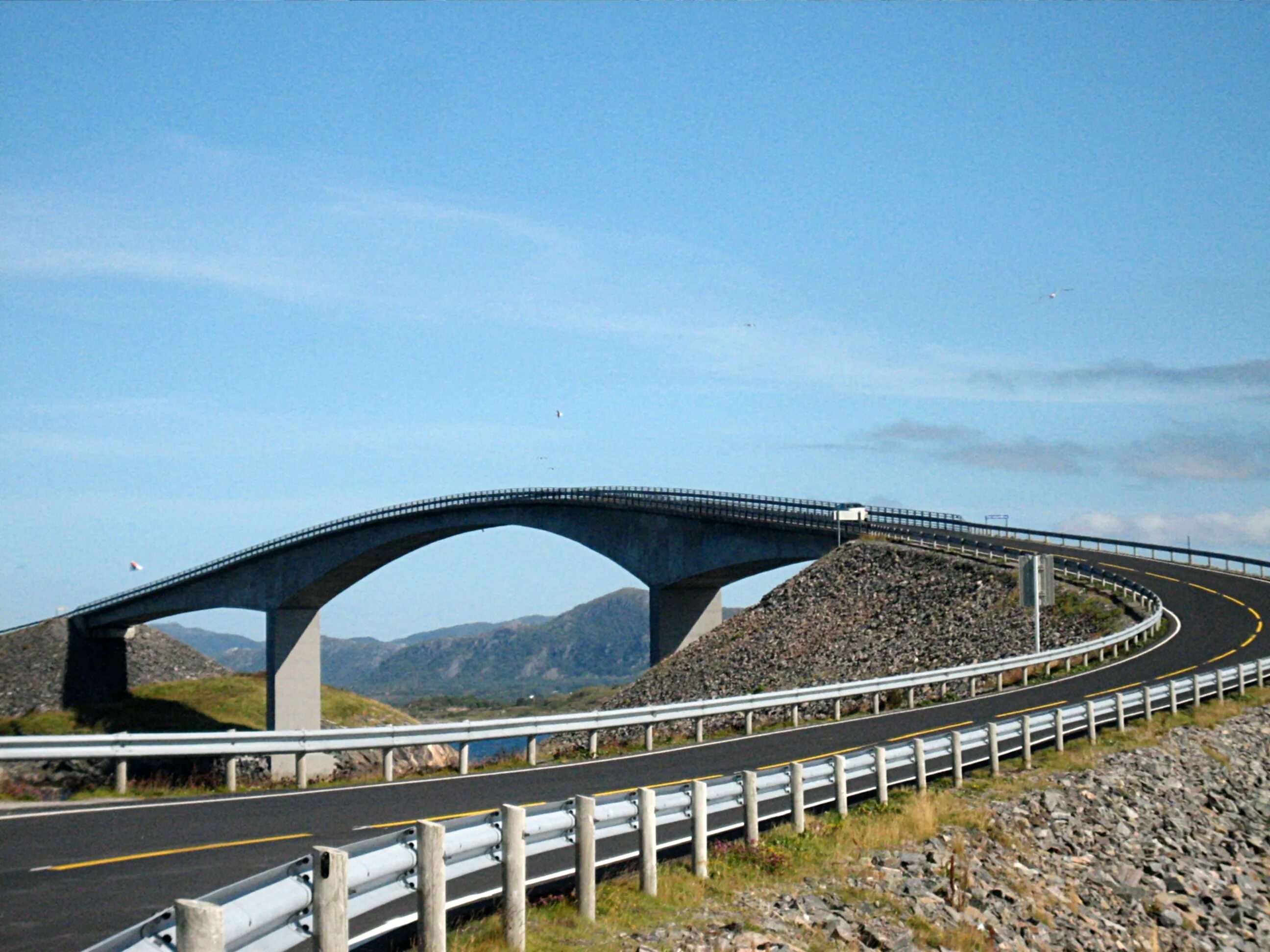 Мост в никуда. Сторсезандетский мост в Норвегии. 3. Сторсезандетский мост в Норвегии. Мост халугала Норвегия. Мост Норвегия атлантическая дорога.