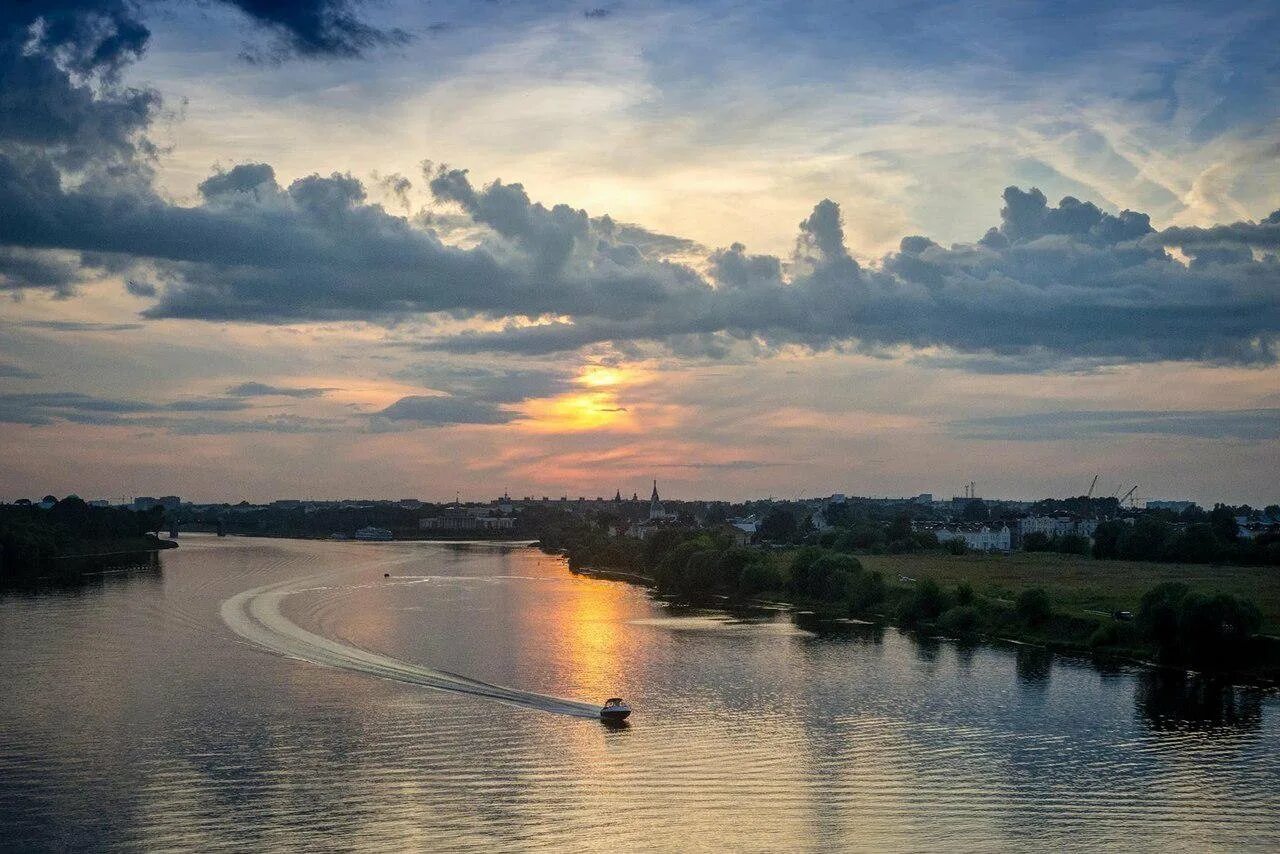 Волга это река. Волга река. Река Волга Поволжье. Река Волга в Твери. Река Волга Приволжье города.