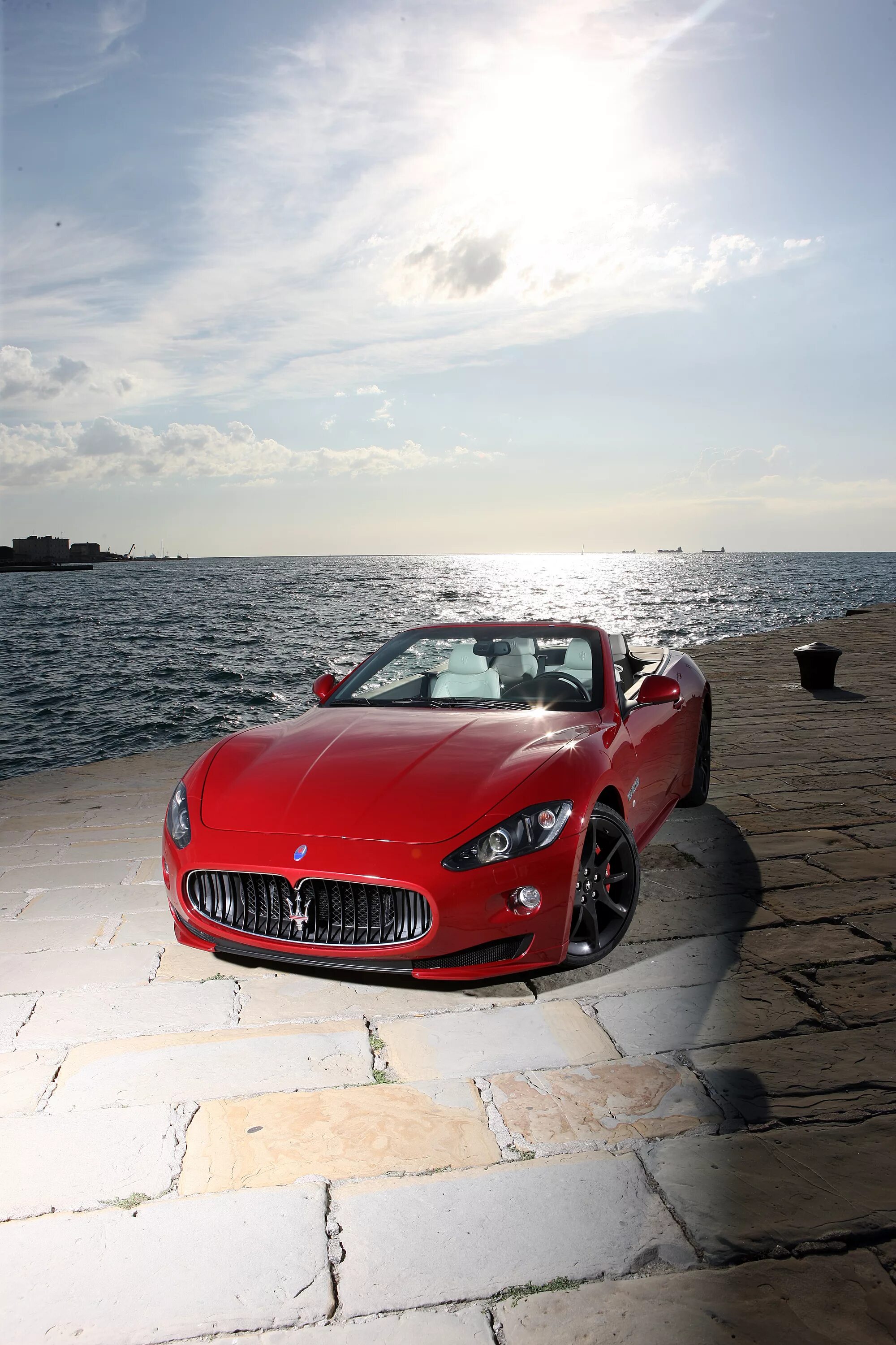 Фото машин вертикально. Мазерати GRANCABRIO Sport. Мазерати GRANTURISMO Sport. Maserati GRANCABRIO красный. Maserati GRANCABRIO 2021.