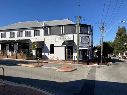 The Oxford Hotel in Mount Hawthorn from the north.jpg.