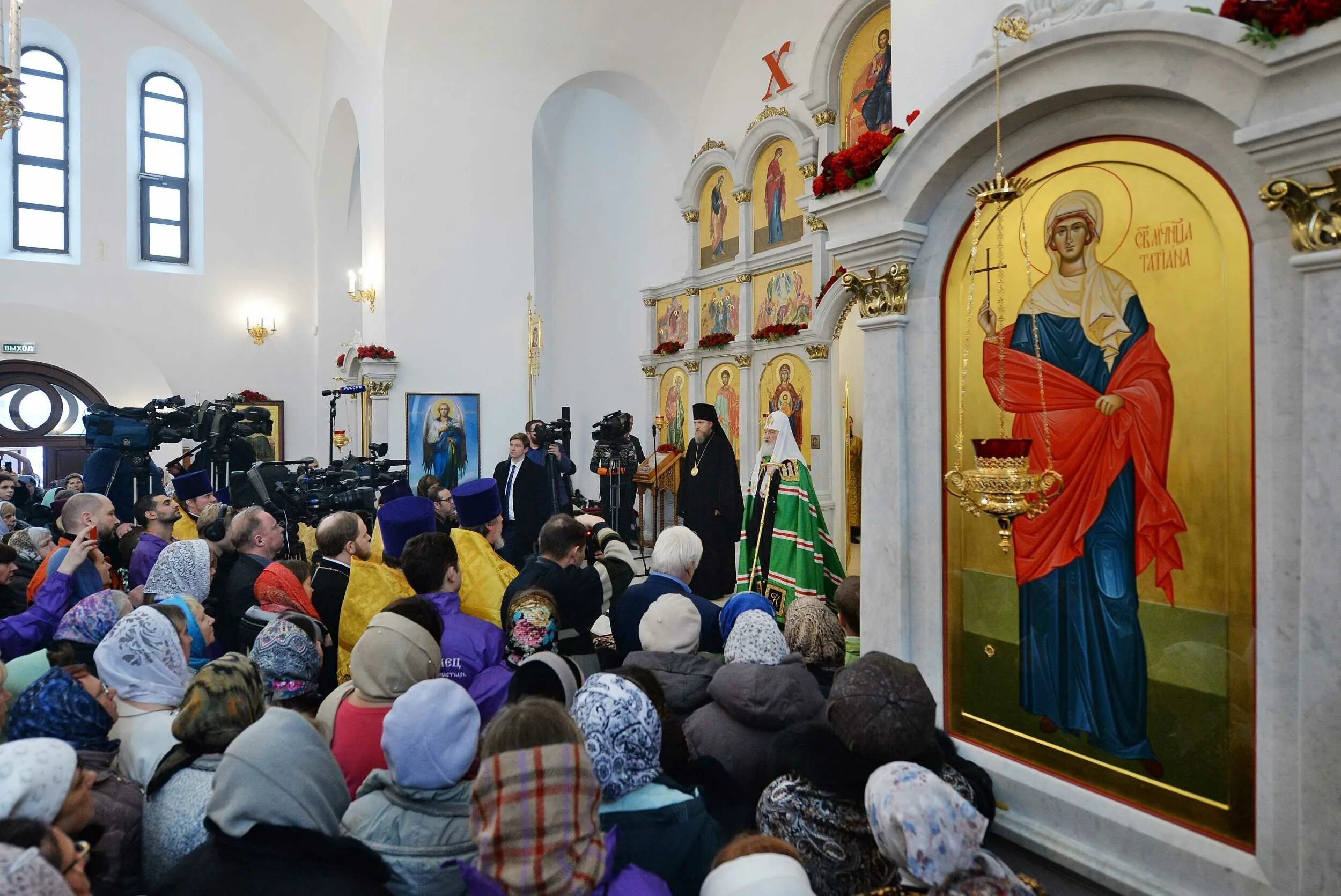 храм святой татьяны в москве в люблино. храм святой мученицы татианы римской в люблине. служба в храме кадры фильма. часы в храме служба. служба в храме татьяны.