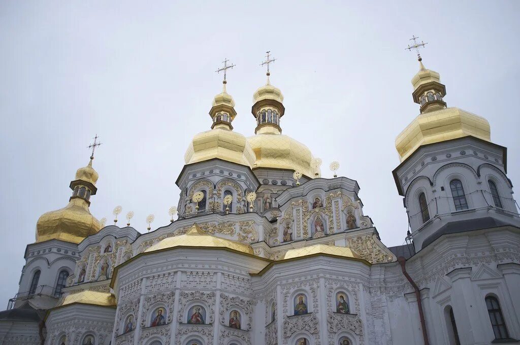 Святыни киева. Киево-Печерская Лавра фото внутри храма. Чем отличается Лавра от монастыря.