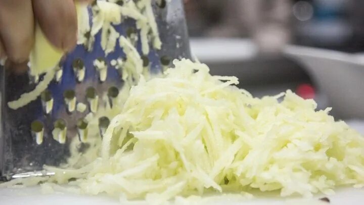 Яблоко натертое на терке. Яблоко на крупной терке. Яблоко на крупной терке. Яблоко на крупной терке. Яблоки натертые на терке.