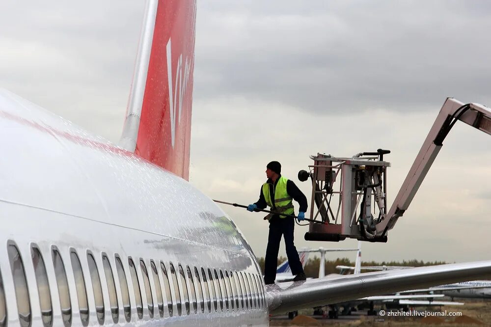 Наружная мойка воздушных судов. Моют самолет. Мойка самолетов в аэропортах. Мытье самолета. Мойка воздушных судов.